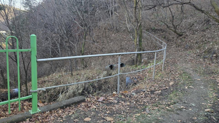 8.겨울 산책이 위험하지 않도록 안전바도 설치했습니다! -