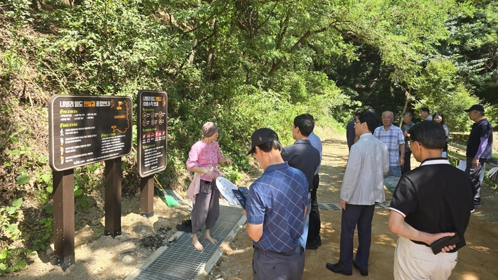 260814_에덴요양병원 산책로 황토 맨발걷기 길  오픈!!! - 