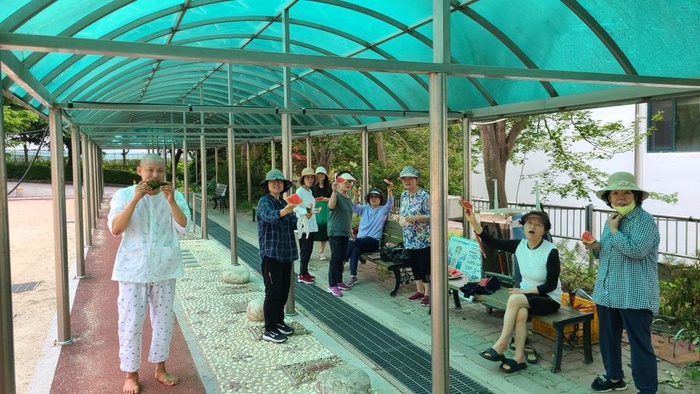 230616_여름엔 역시 수박이 최고! [에덴요양병원] - 